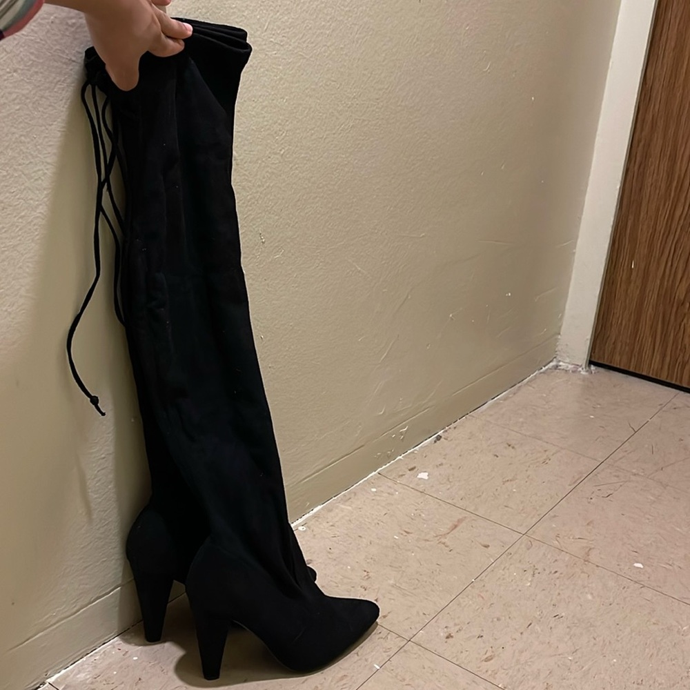 Women boots 👢 size 8, color black, Forever21.